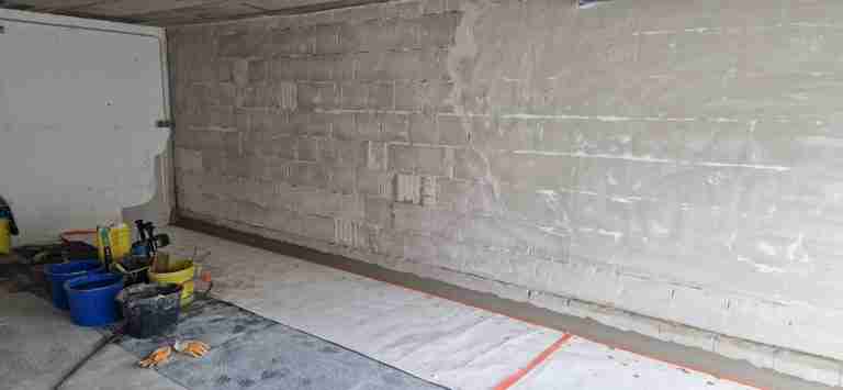 Kellerwand Vorbereitung für die Abdichtung